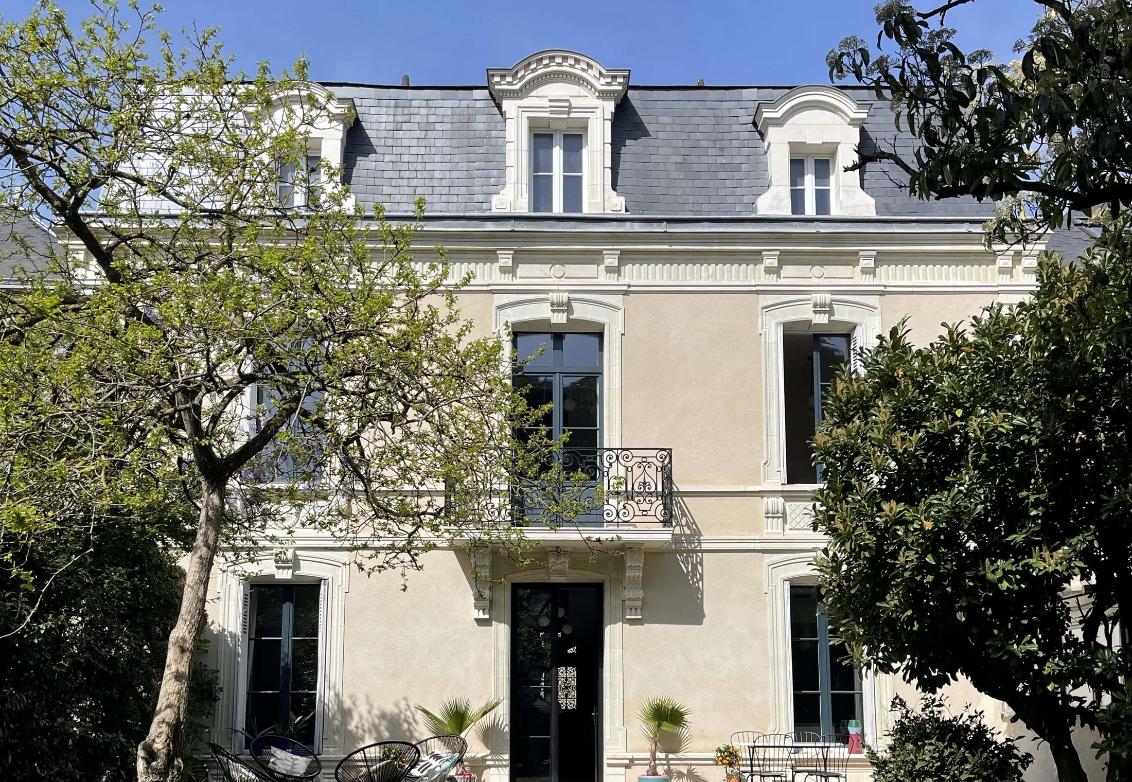 La façade de la Villa Folie, maison de vacances à Thouars, vue depuis son jardin aux arbres centenaires