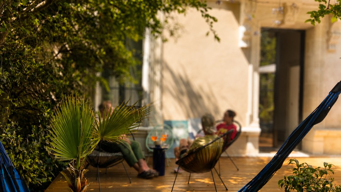 Le jardin de la Villa Folie, son hamac et ses arbres centenaires
