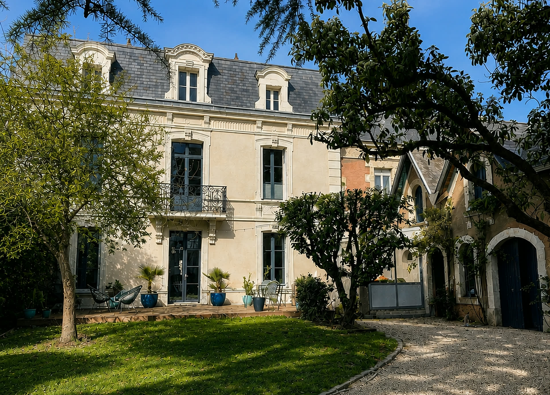 La Villa Folie à Thouars : la maison bourgeoise, sa dépendance et son jardin aux arbres centenaires