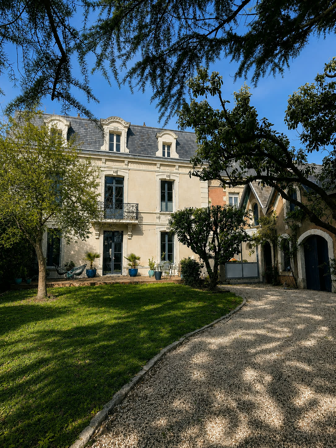 La Villa Folie à Thouars : la maison bourgeoise, sa dépendance et son jardin aux arbres centenaires