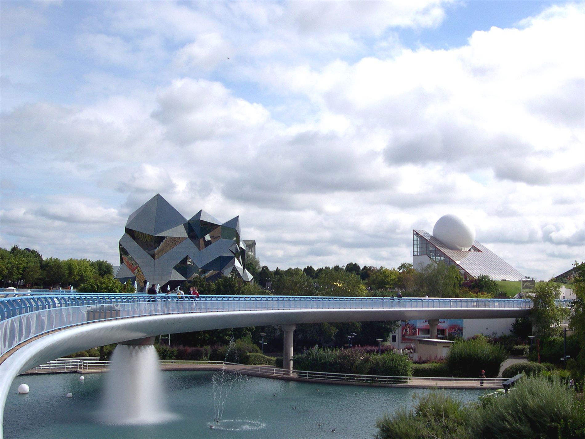 Les pavillons de verre du Futuroscope, près de Poitiers
