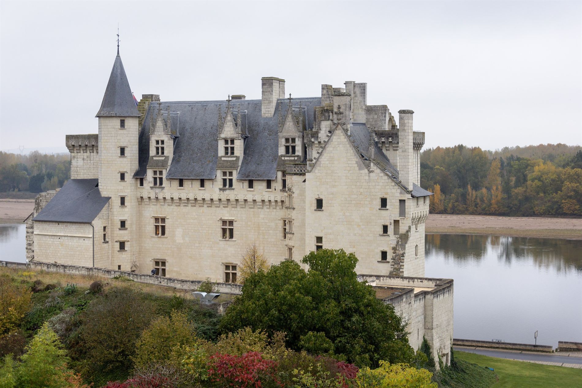 Le château de Montsoreau au bord de la Loire, en automne