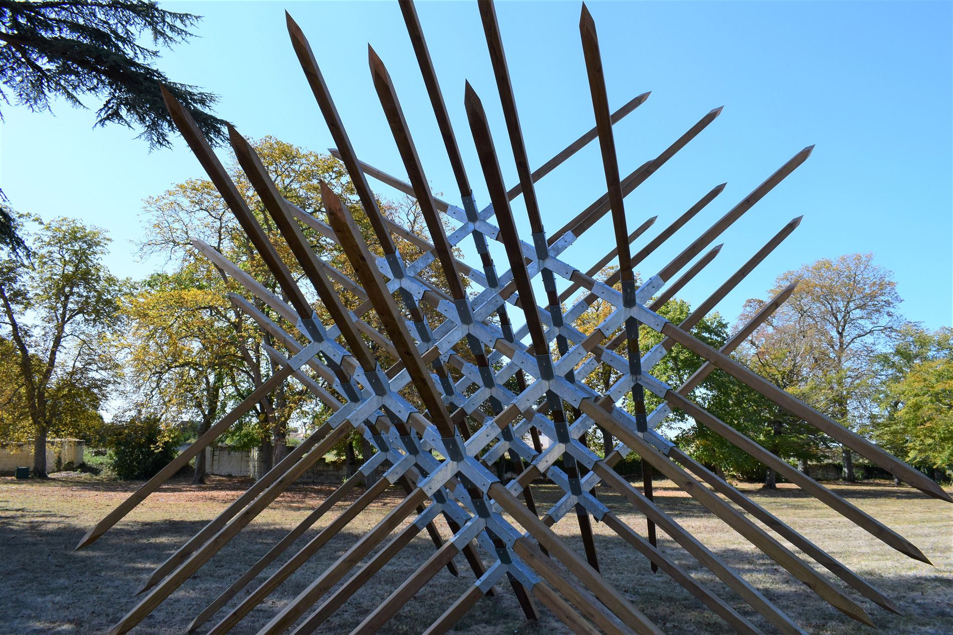 Une sculpture contemporaine en bois installée dans le parc du château d'Oiron