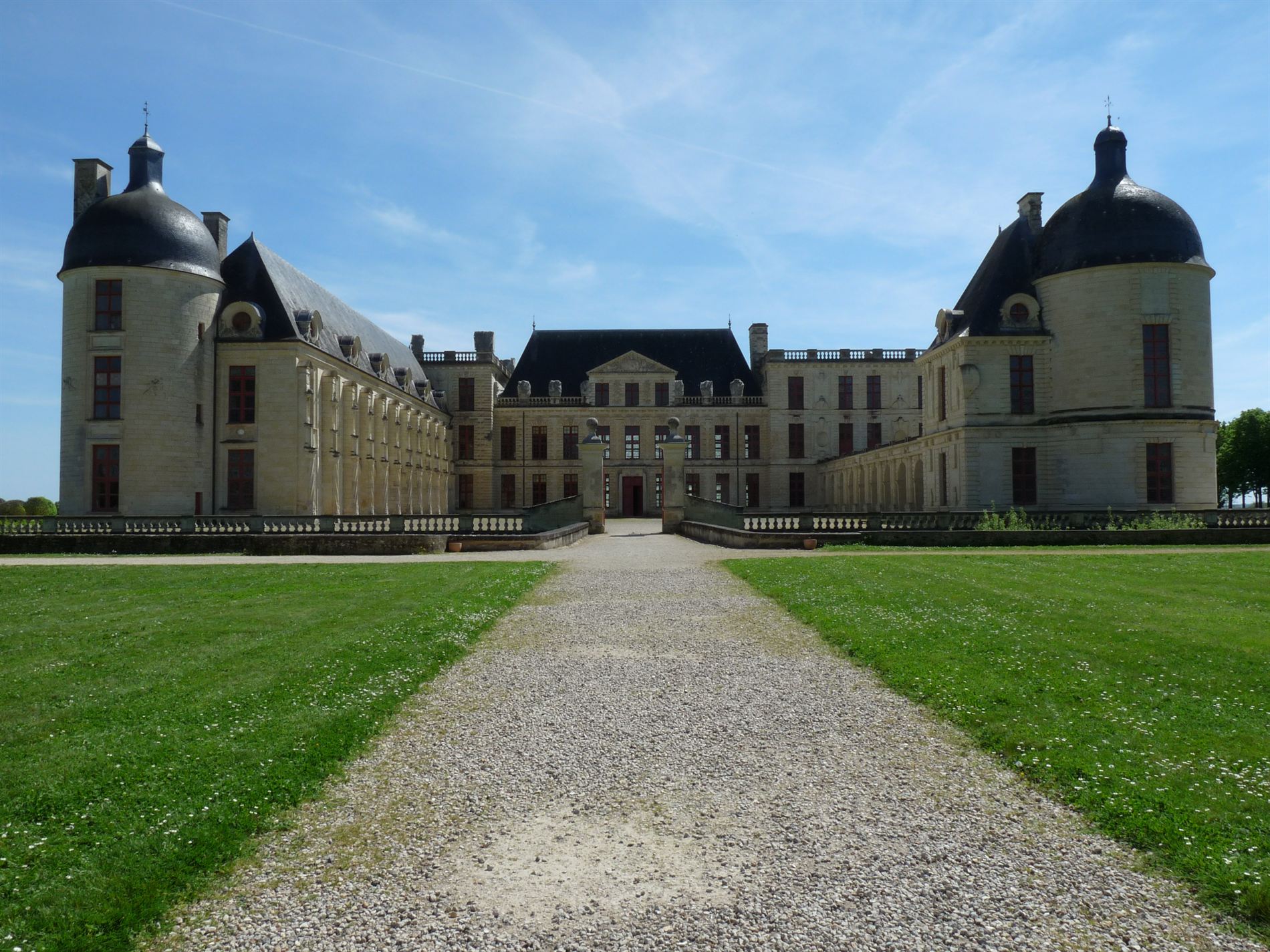 La façade du château d'Oiron et son allée de gravier