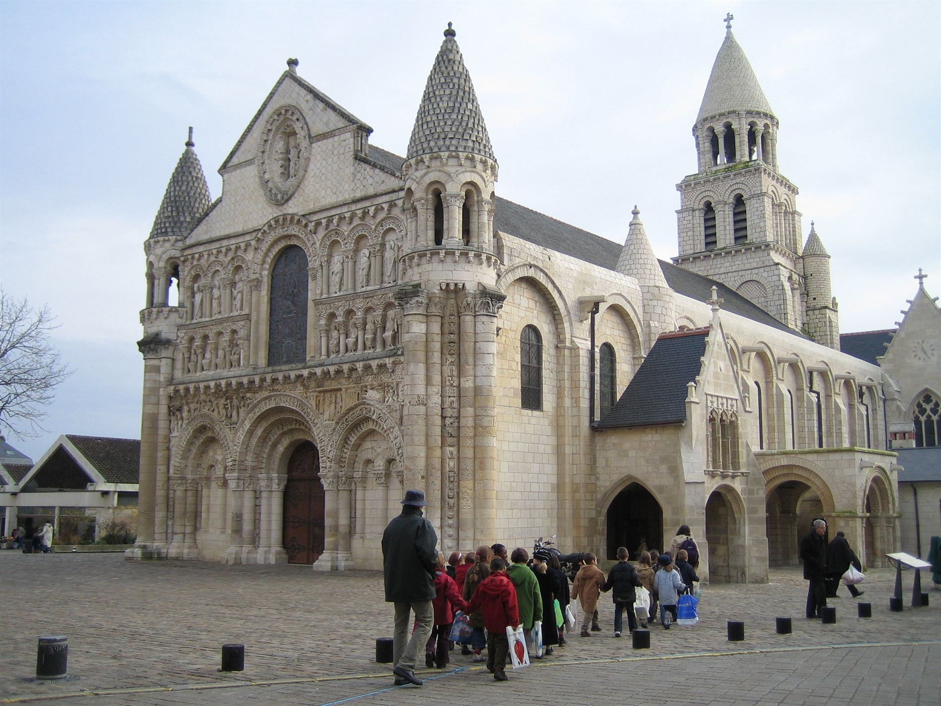 La place et l’église Notre-Dame-la-Grande à Poitiers, animée