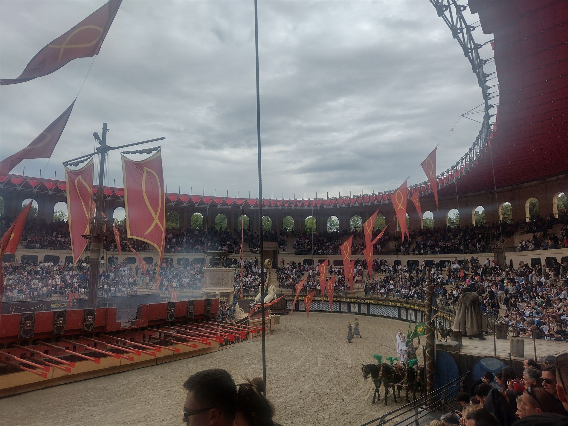 Un spectacle en costume au Puy du Fou, en Vendée