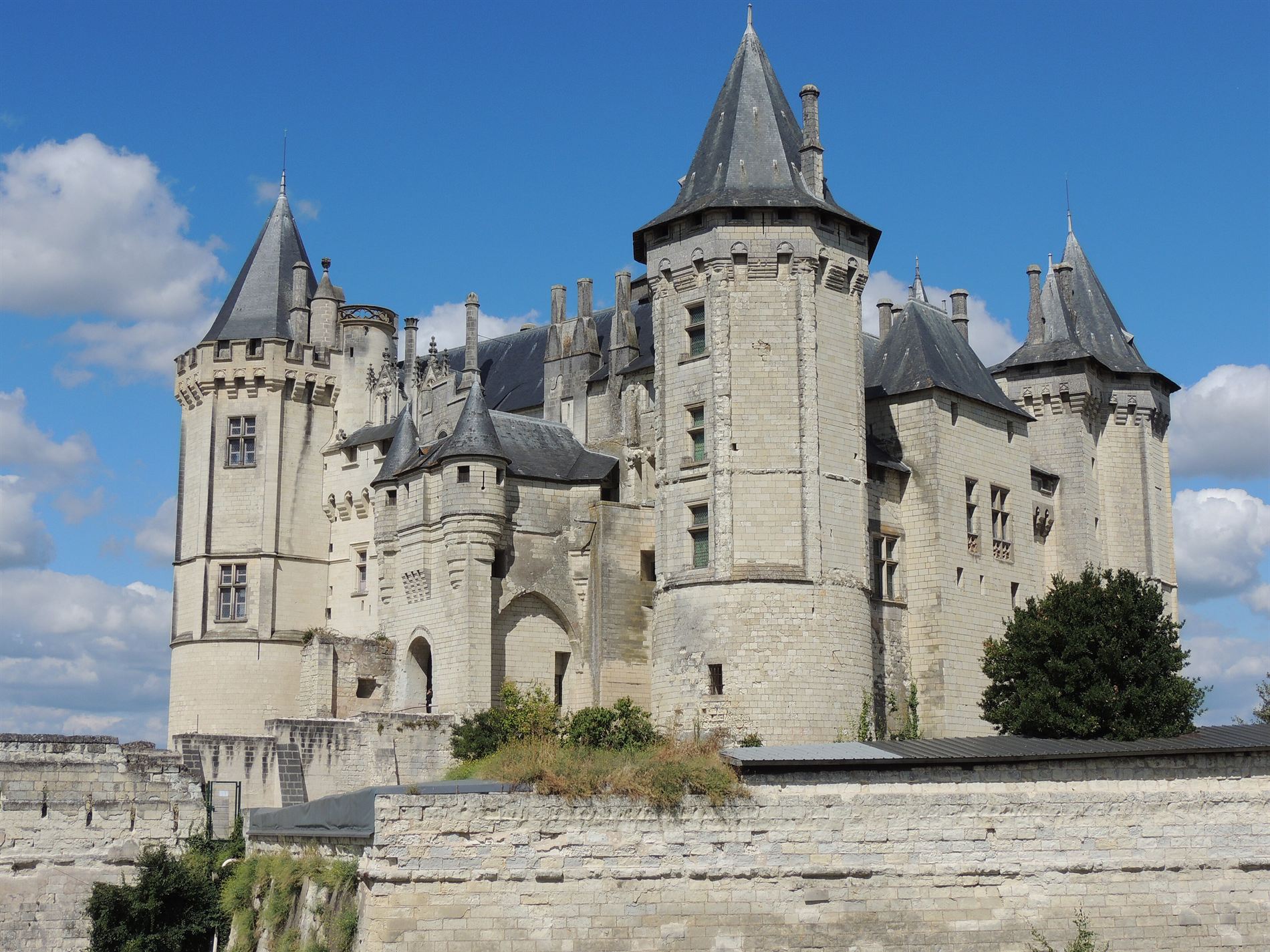 Le château de Saumur, ses tours et ses toits d’ardoise