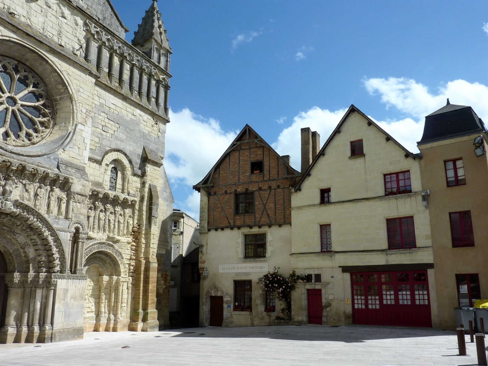 L'église romane Saint-Médard et les maisons à pans de bois de Thouars
