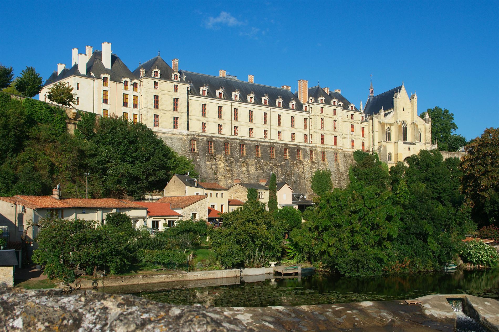 Le château de Thouars sur son éperon rocheux