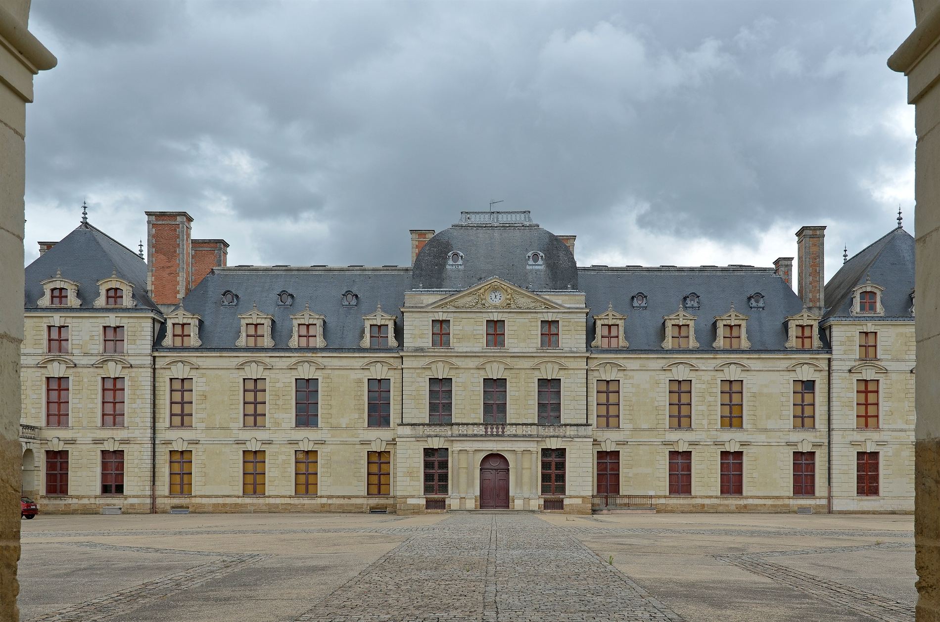 La longue façade classique du château des ducs de la Trémoïlle à Thouars
