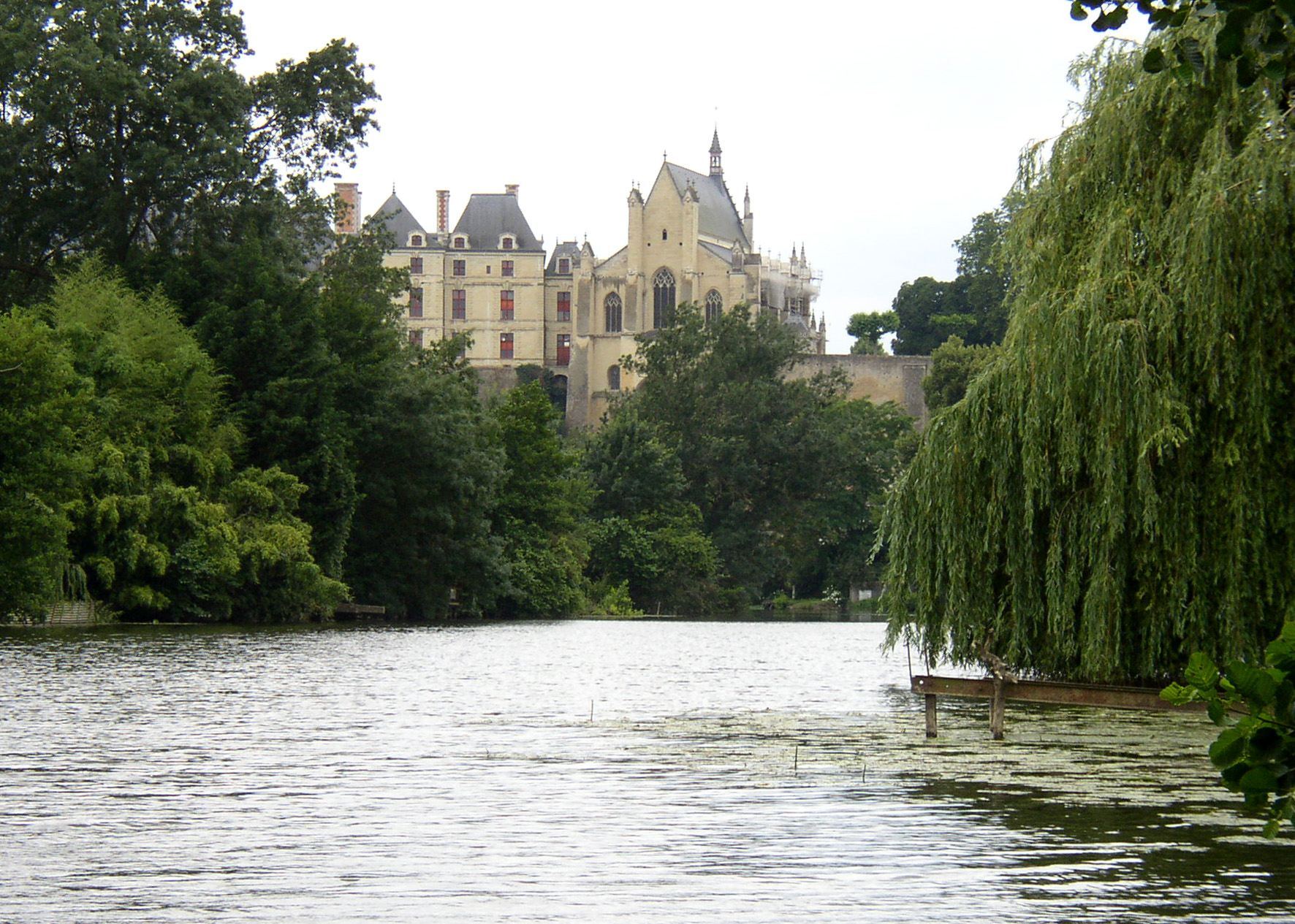 Le château des ducs de la Trémoïlle à Thouars vu depuis les rives du Thouet