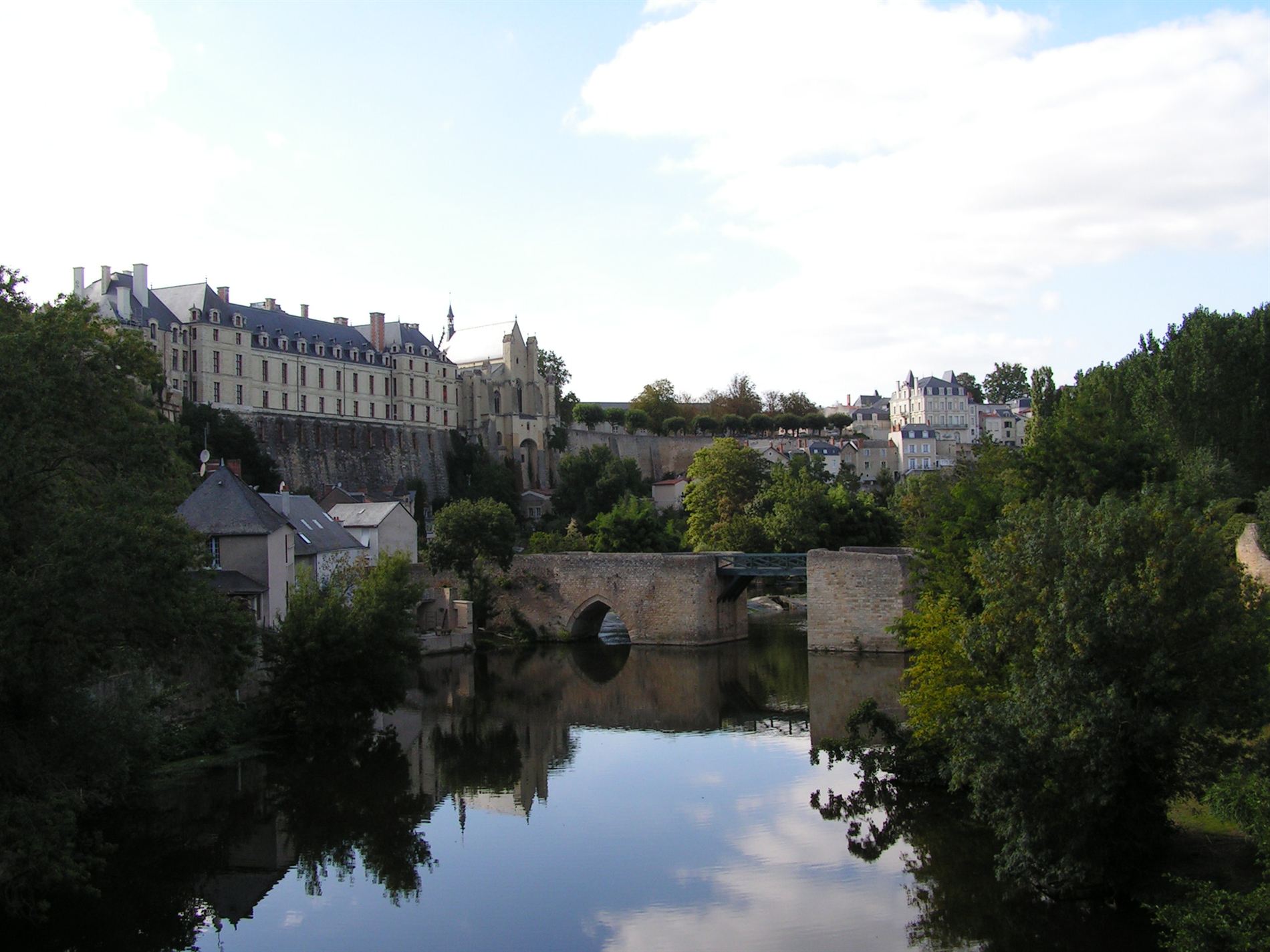 Le pont des Chouans et le château de Thouars au-dessus du Thouet