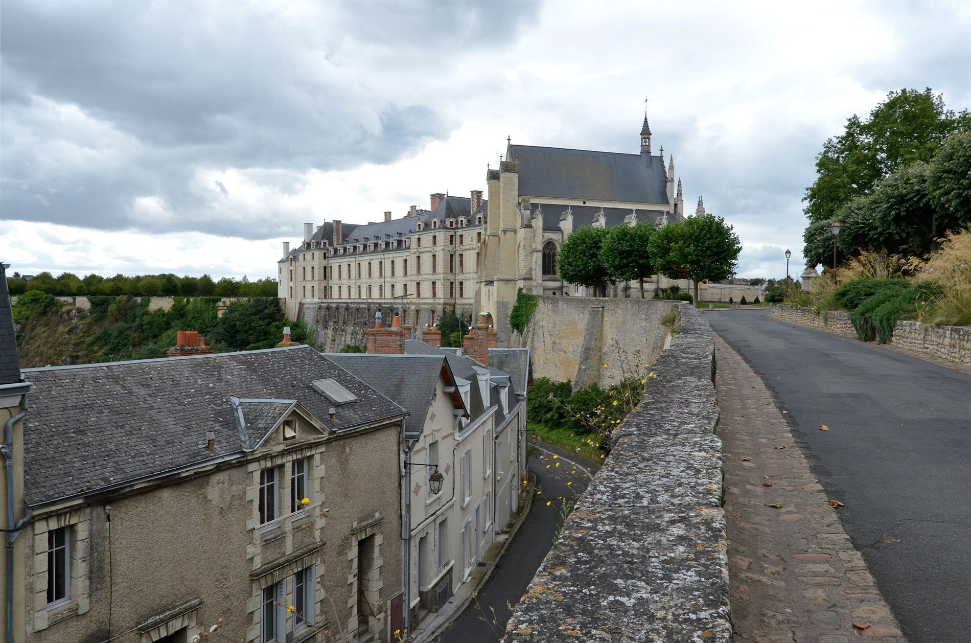 Une ruelle en pente du centre de Thouars avec le château au fond