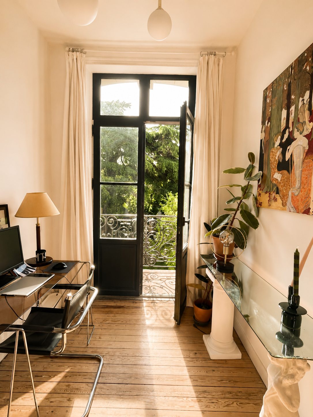 Le bureau de la Villa Folie, sa grande porte-fenêtre et son balcon ouvert sur le jardin