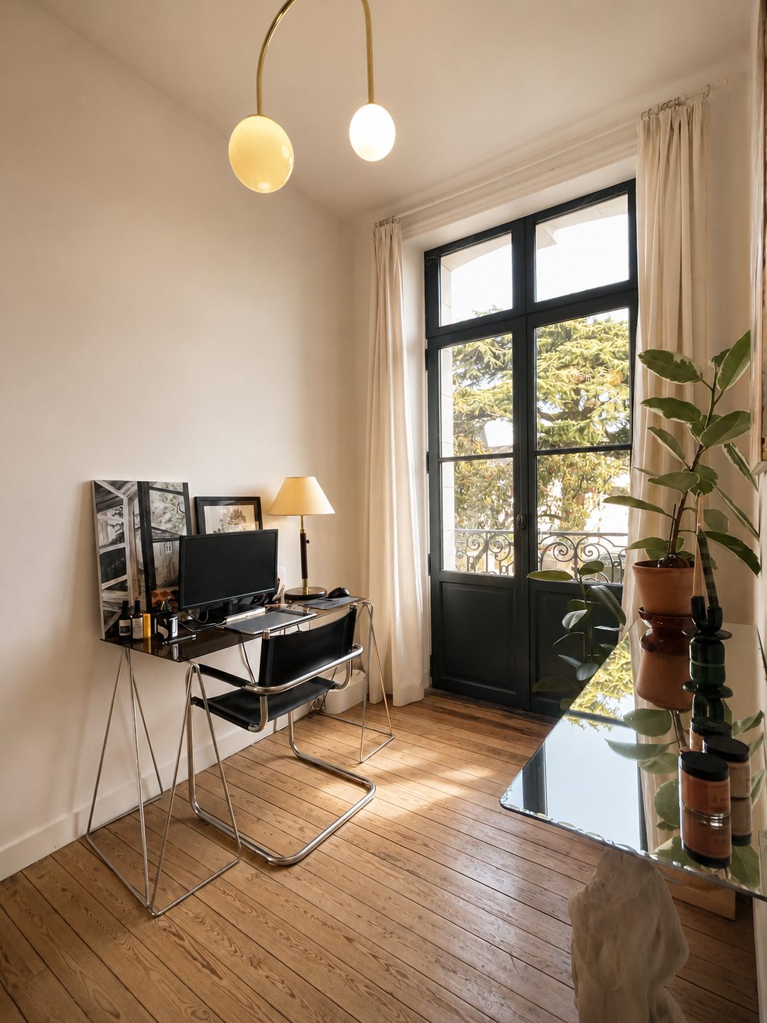 Le bureau lumineux de l'étage de la Villa Folie