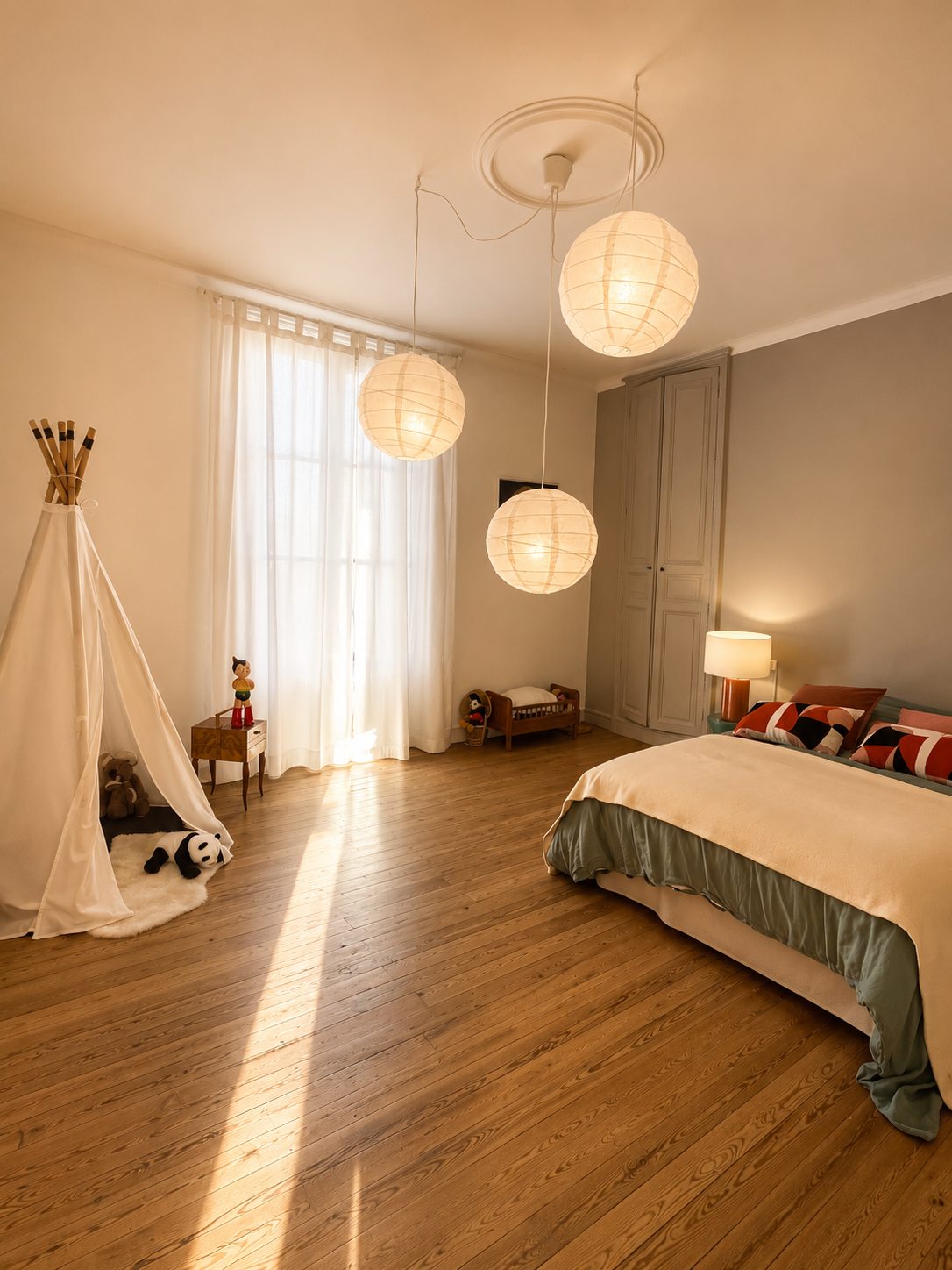 La chambre des petits amis de la Villa Folie : lit double, lanternes en papier et tipi pour les enfants