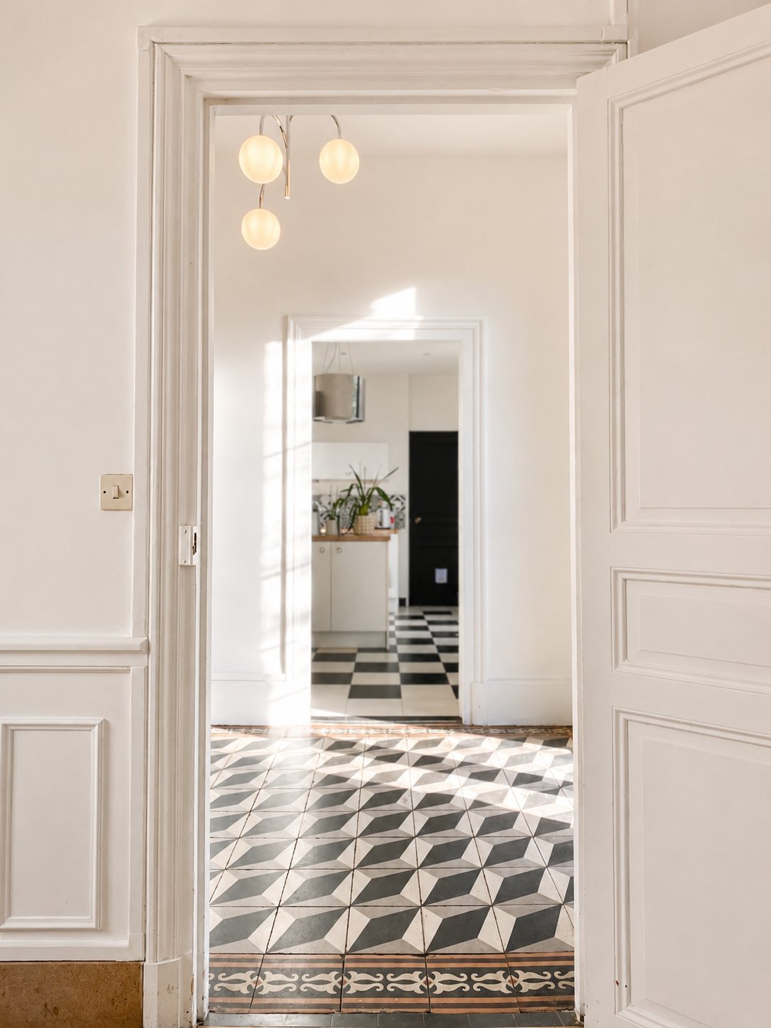 Les carreaux de ciment géométriques du couloir de la Villa Folie