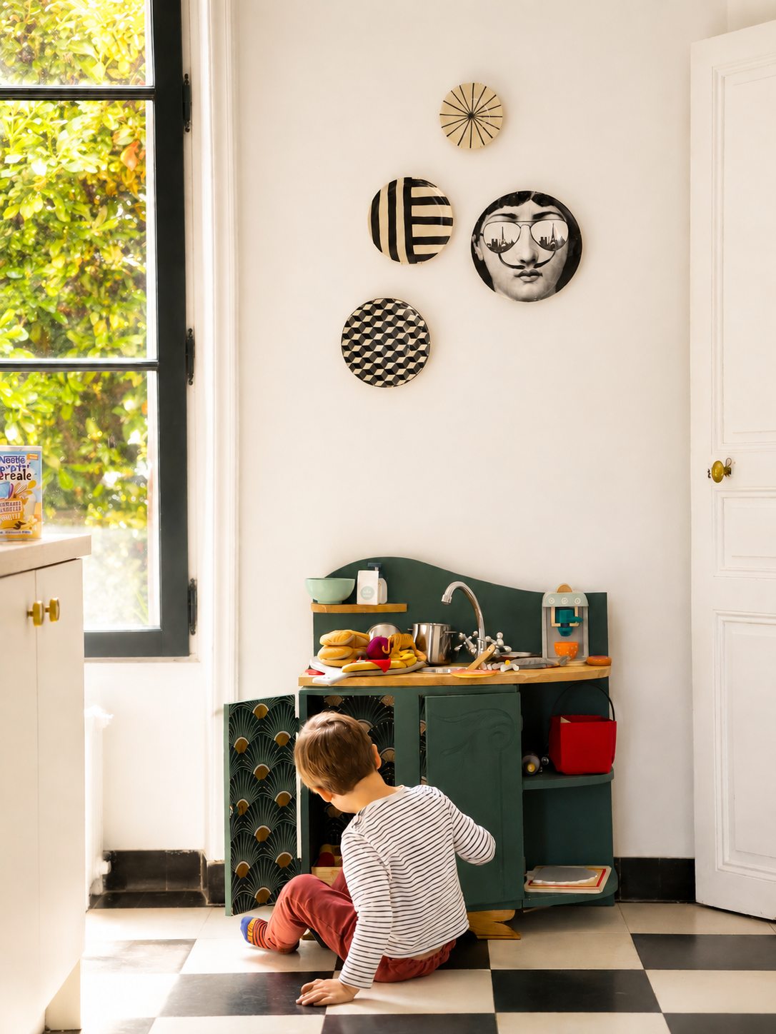 Un coin de la cuisine de la Villa Folie, avec des jouets pour les enfants