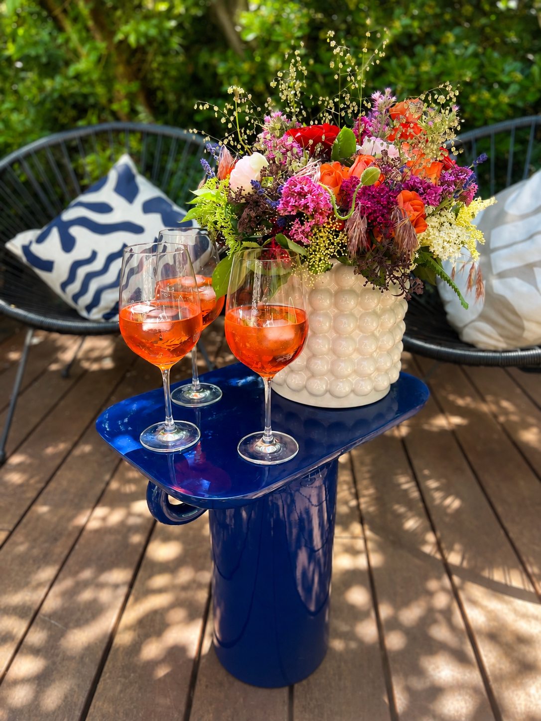 Bouquet de fleurs des champs et spritz sur la terrasse de la Villa Folie