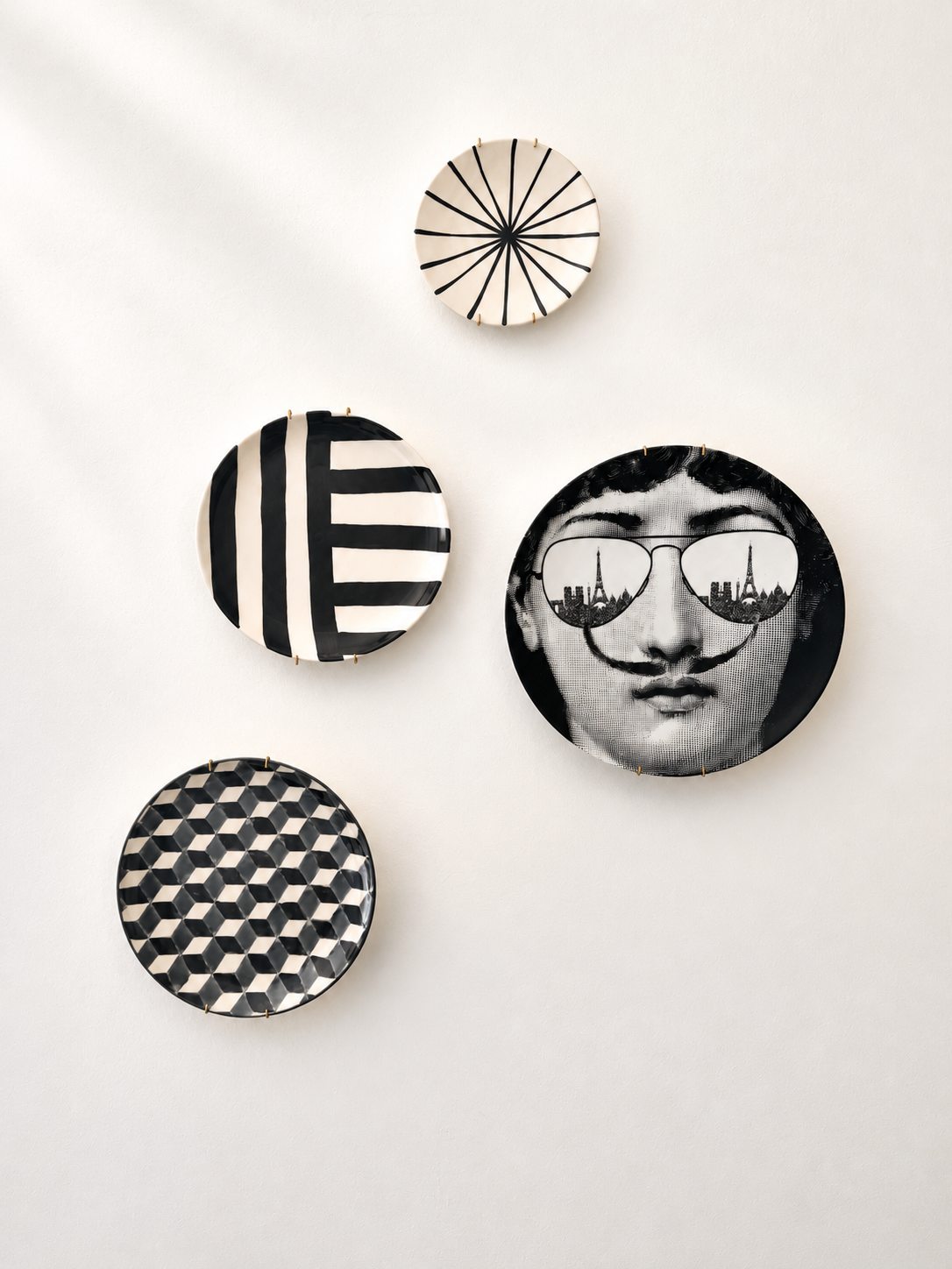 Assiettes décoratives en noir et blanc accrochées au mur de la Villa Folie