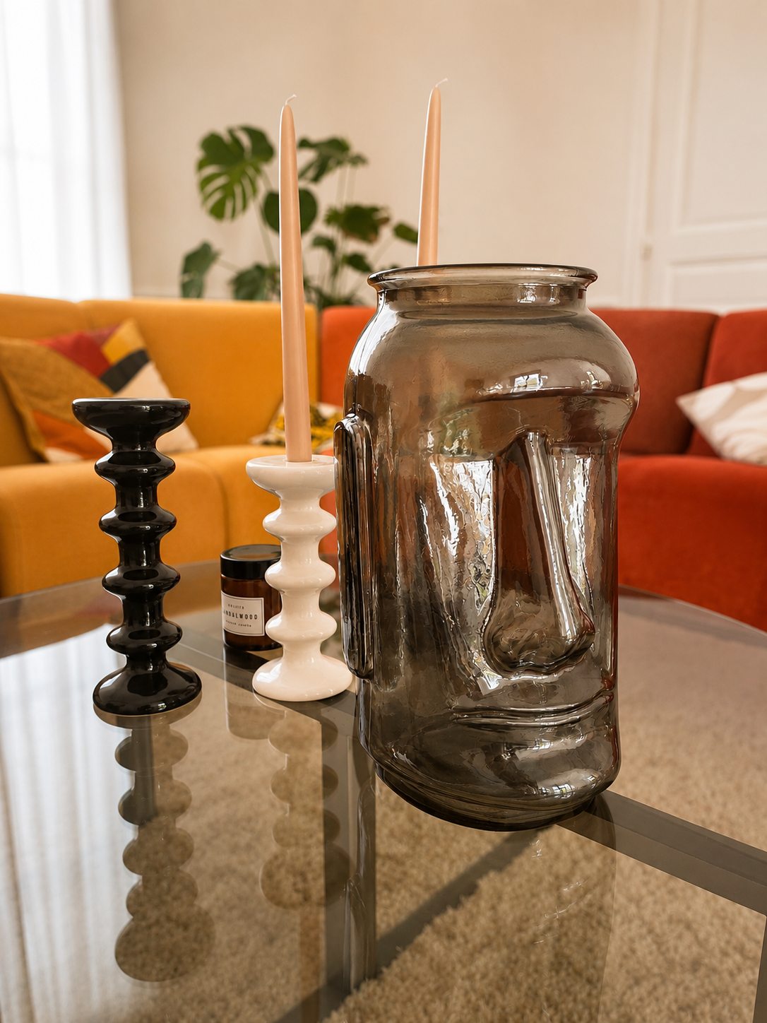 Bougeoirs sculpturaux sur la table basse du salon de la Villa Folie