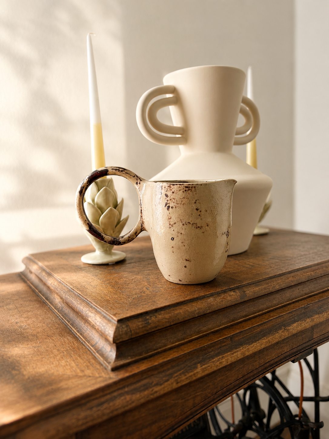 Céramiques contemporaines posées sur une console à la Villa Folie