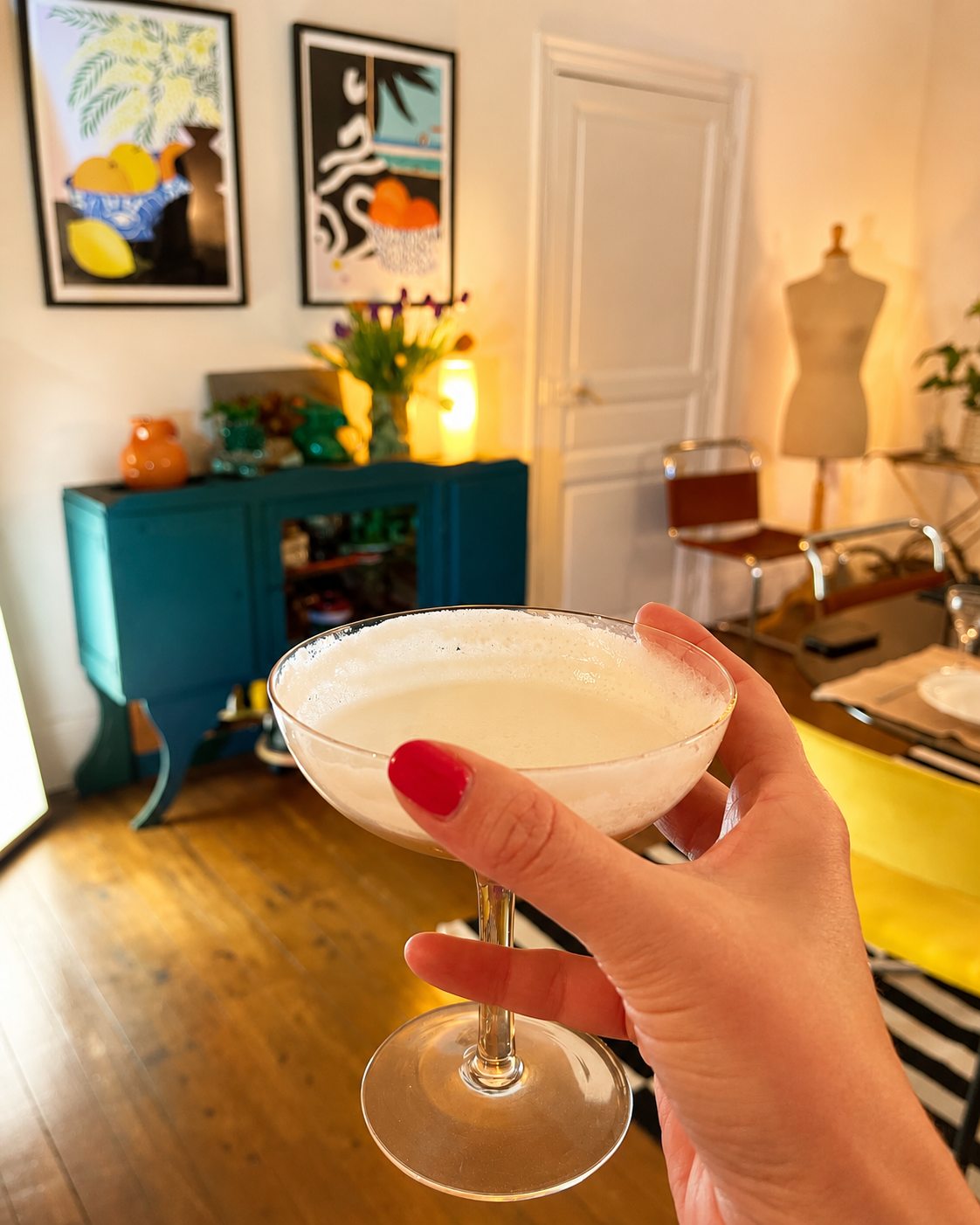 Un cocktail servi dans la salle à manger de la Villa Folie