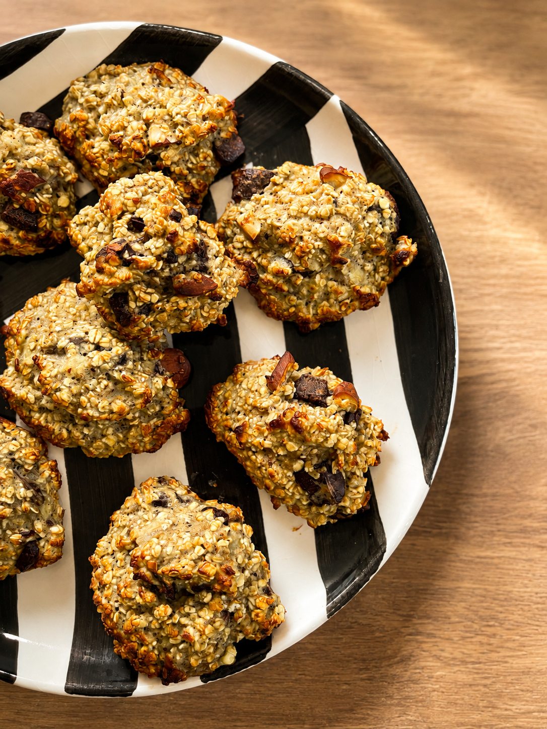 Cookies maison sur une assiette rayée