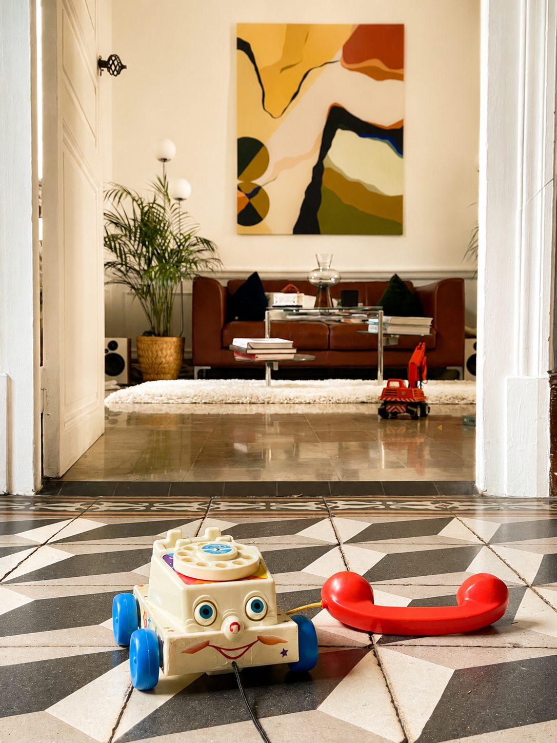 Jouets vintage sur les carreaux de ciment de l'entrée de la Villa Folie