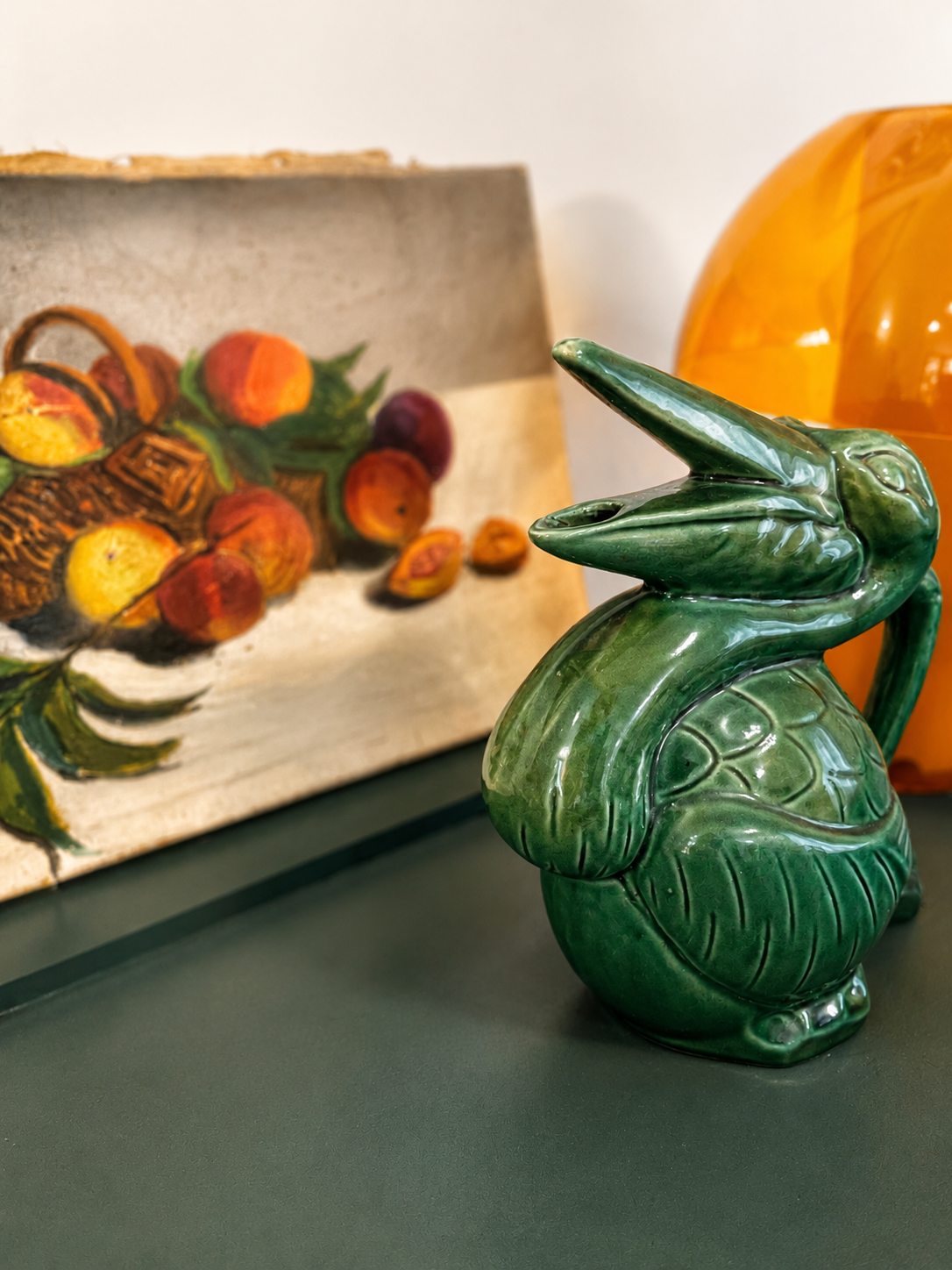 Lapin en céramique verte et nature morte dans la cuisine de la Villa Folie