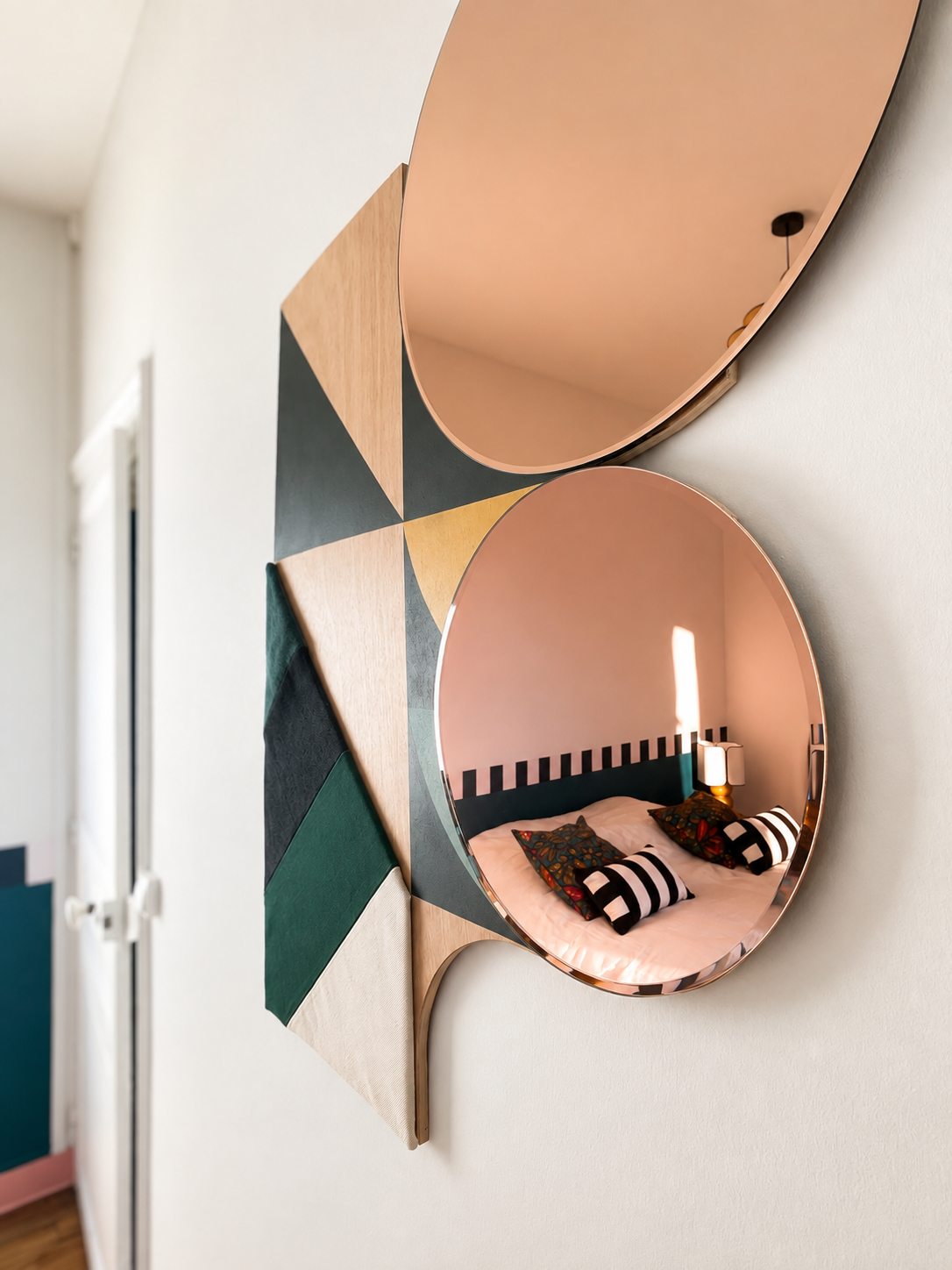 Miroir géométrique contemporain dans le couloir de la Villa Folie