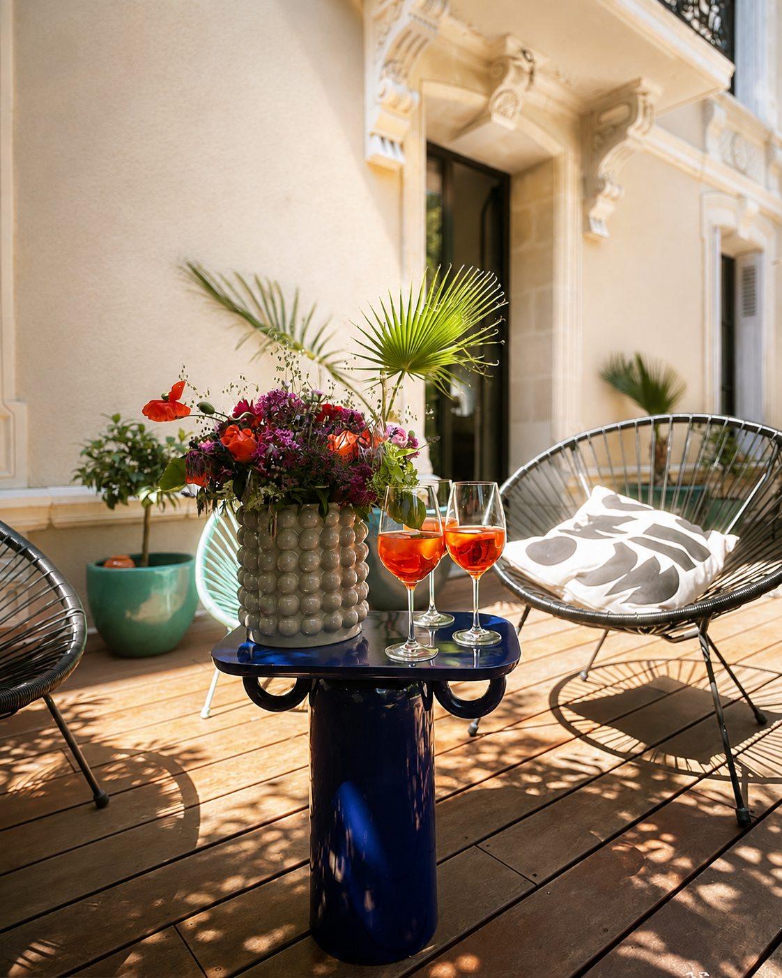 Bouquet, spritz et fauteuils sur la terrasse de la Villa Folie