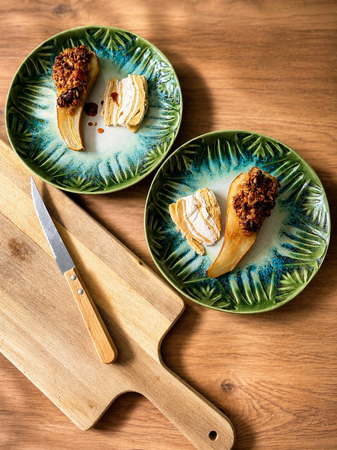 Assiettes feuilles en céramique verte et planche à découper