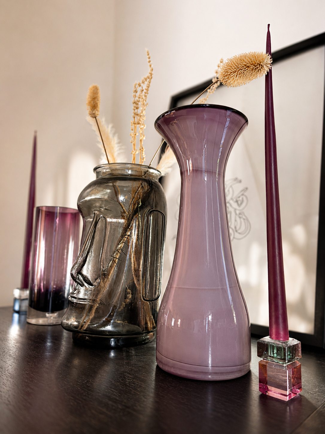 Collection de vases en verre coloré à la Villa Folie