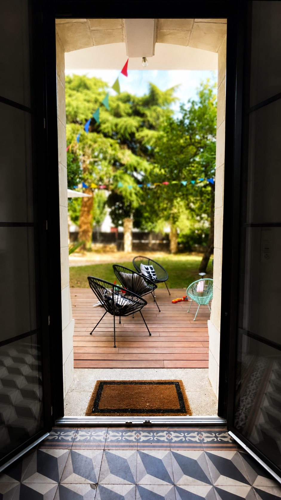 Le jardin de la Villa Folie vu depuis la porte d'entrée