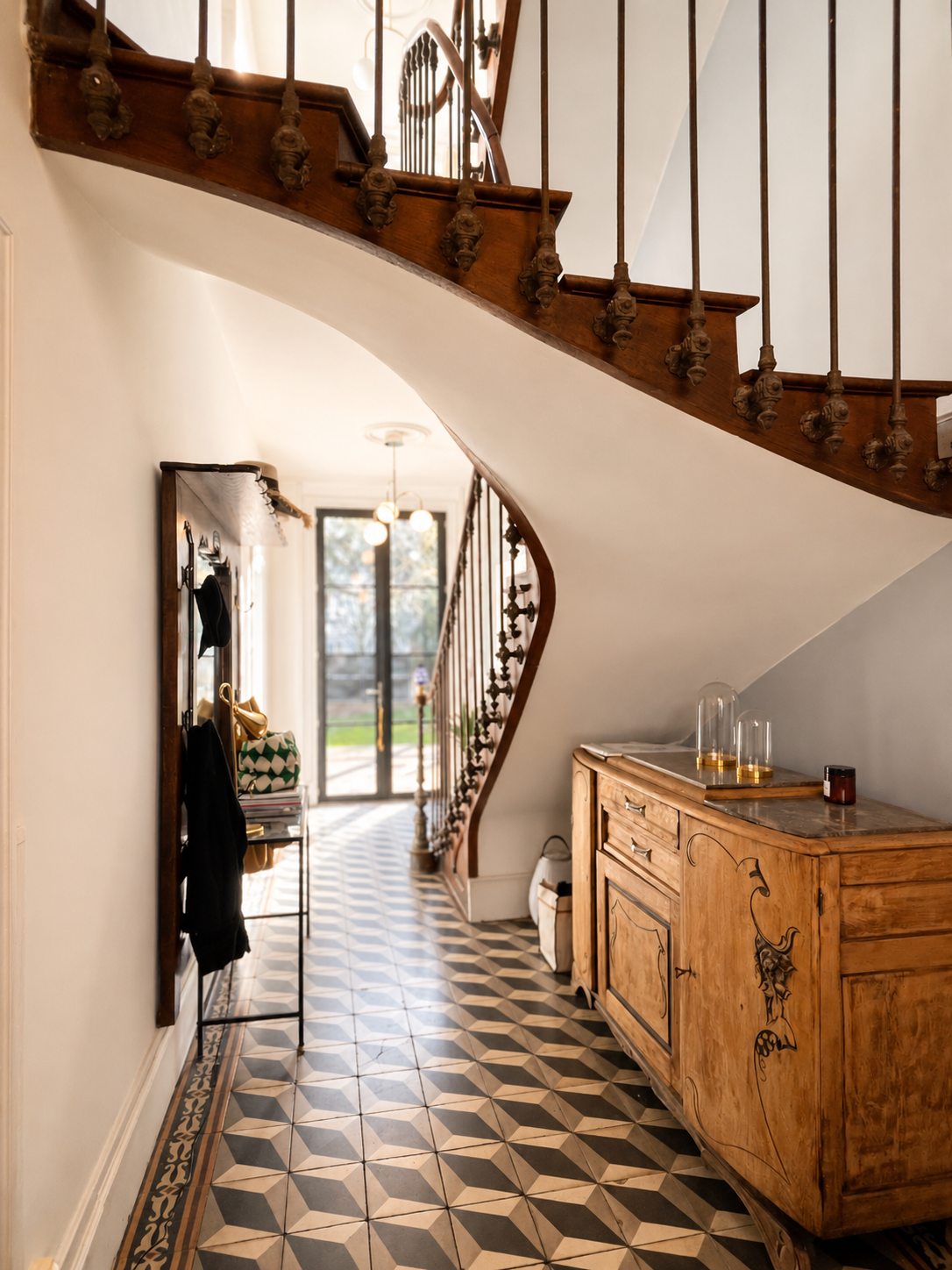 Le hall de la Villa Folie, son escalier tournant et sa commode ancienne