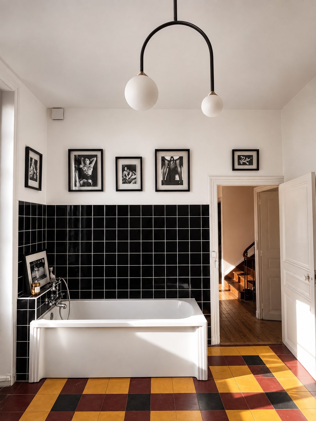 La baignoire et les photographies encadrées de la salle de bain de la Villa Folie