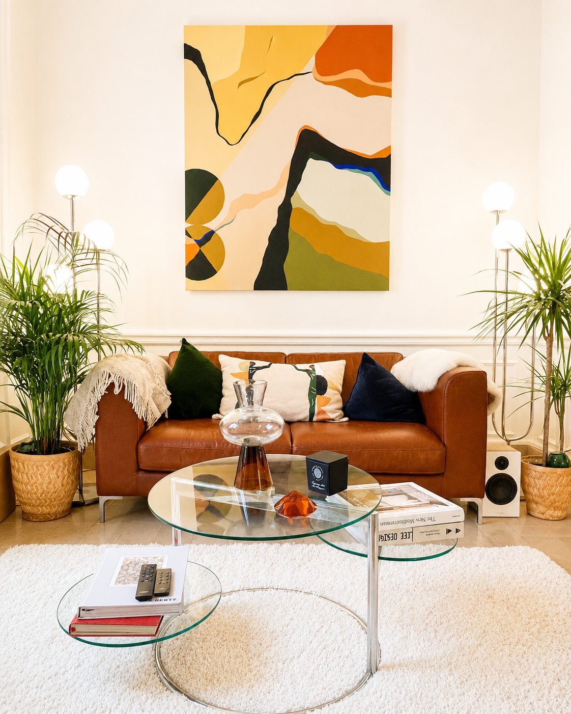 Le canapé en cuir du salon de la Villa Folie, plantes vertes et œuvre contemporaine