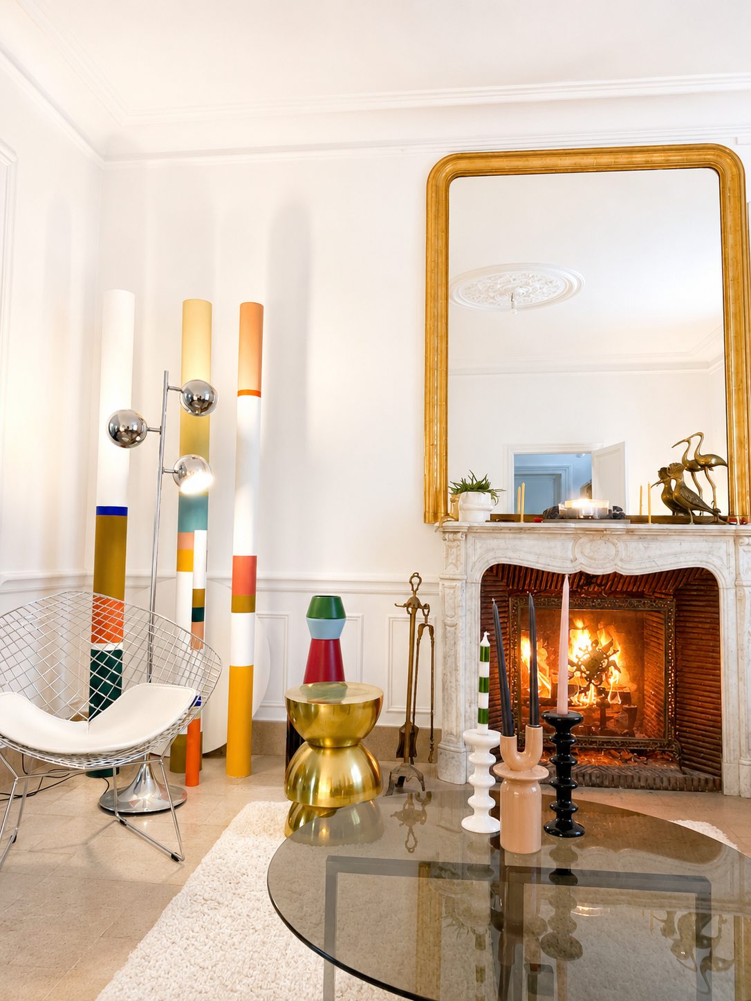 La cheminée de marbre et son grand miroir doré, dans le salon de la Villa Folie