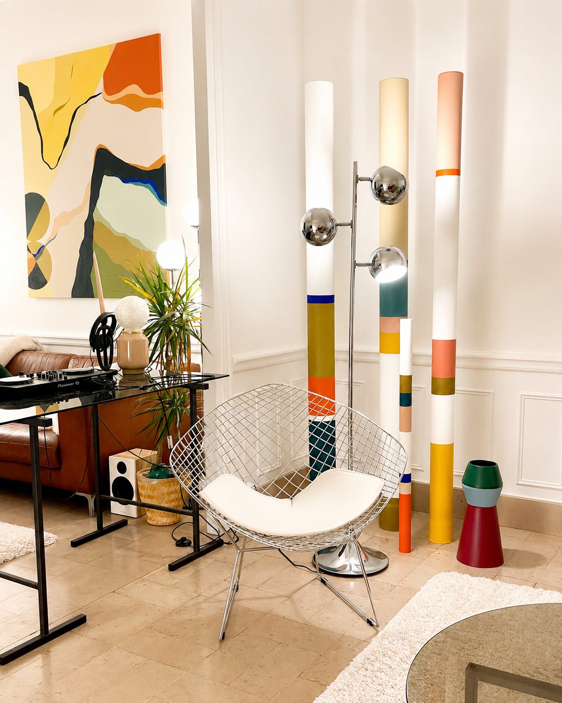 Totems colorés, fauteuil design et œuvres dans le salon de la Villa Folie