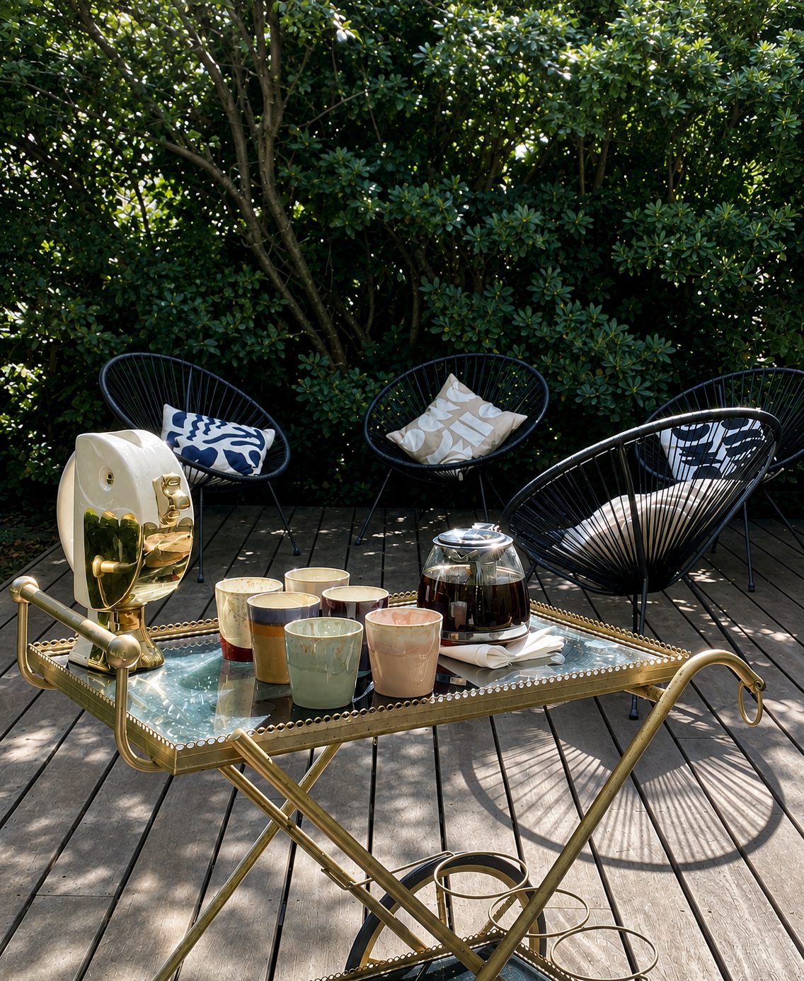 Service à thé sur une desserte dorée, sur la terrasse de la Villa Folie