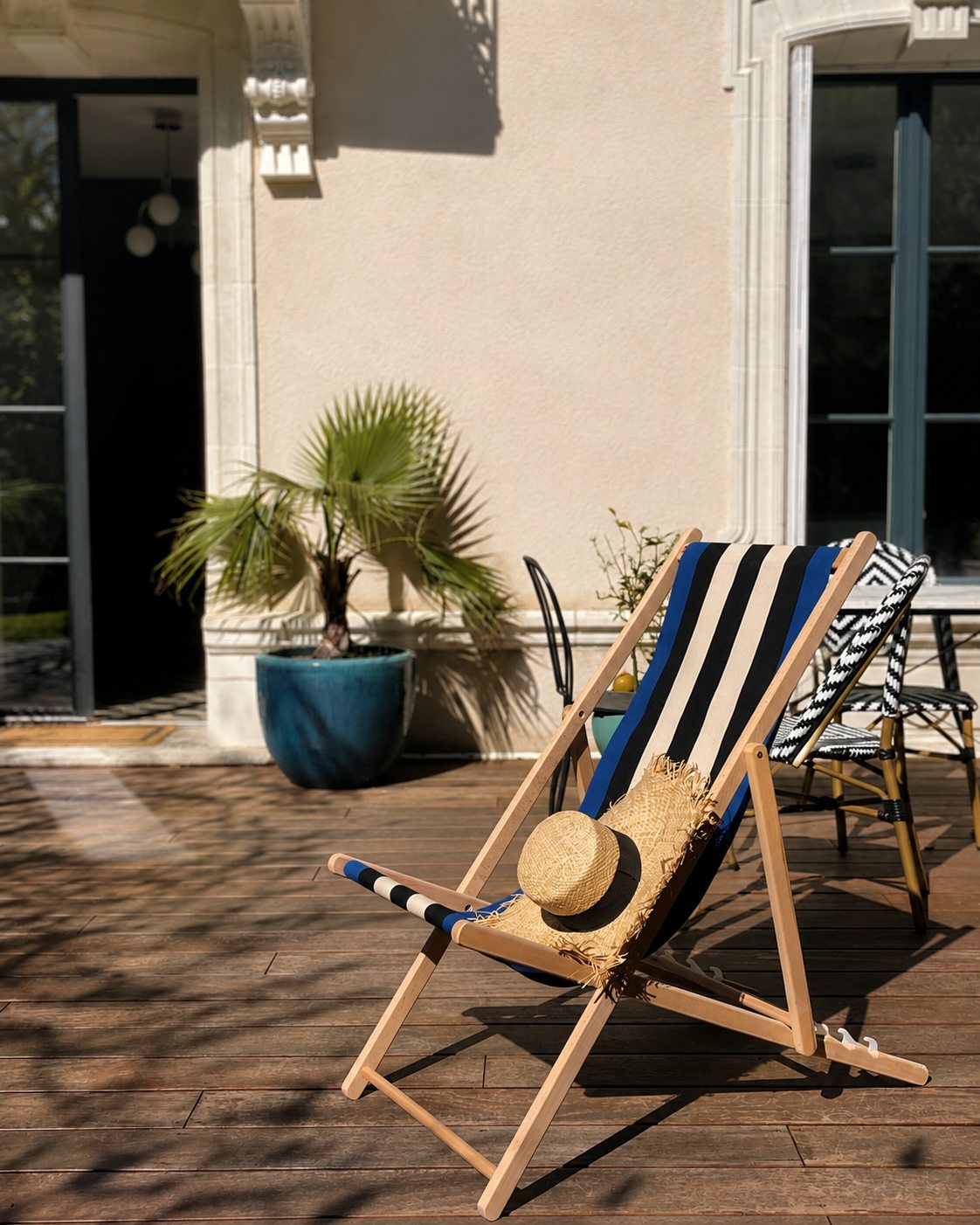 Transat rayé et chapeau de paille sur la terrasse de la Villa Folie