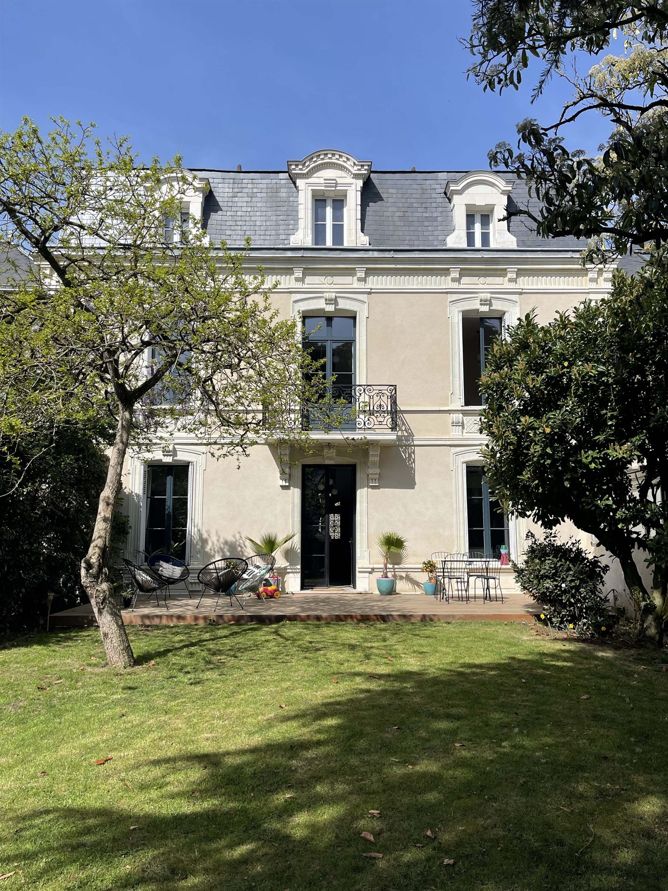 La façade de la Villa Folie vue du jardin
